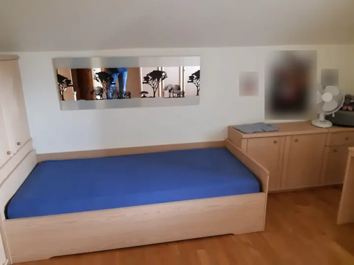 Schlafzimmer mit Einbaumöbeln